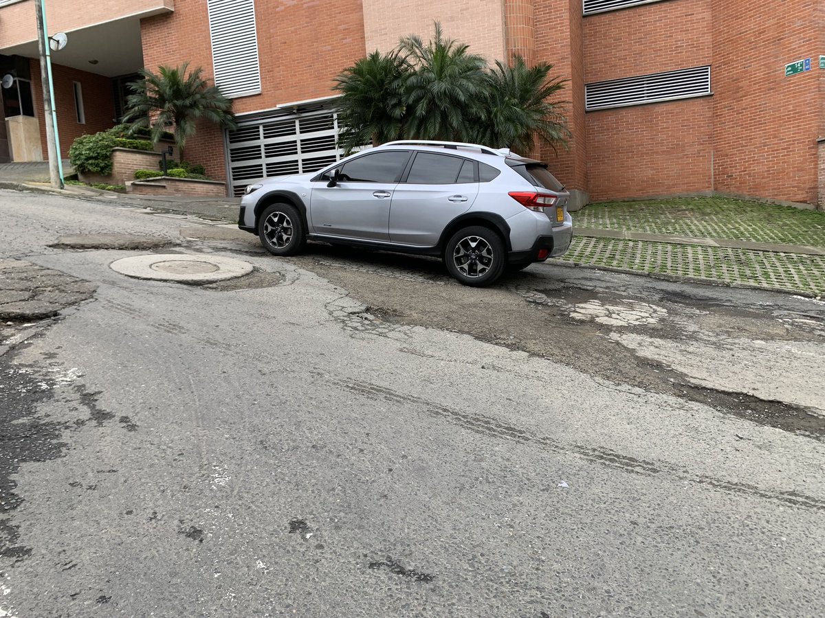 maurojg's tweet photo. @InfraesCali acciones son amores … ayuda con este cráter al frente de la iglesia de Santa Teresita … carrera 2B con calle 14 oeste https://t.co/RCkbJCeAKg