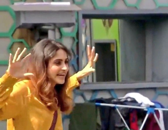 #Ayesha being a Savage queen.
killing em with sarcasm🤣vera level🔥💥

But Enga Few fandoms 🤭🤭🤭

#BB6CharmAyesha 
#BiggBossTamil6 #BiggBossTamil    #BiggBoss   #BiggBossTamil6