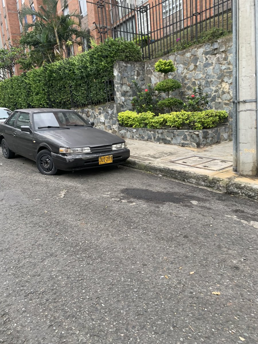 maurojg's tweet photo. @MovilidadCali  Aprovechando la acción fuerte de la secretaria en este comienzo de año, pido acción sobre este vehículo abandonado en la Carrera 2D Oeste No 12a - 45 edificio Tamari en Santa Teresita … ojalá puedan mover este vehículo abandonado que ya empieza a tener compañía https://t.co/1IVwtCPOsK