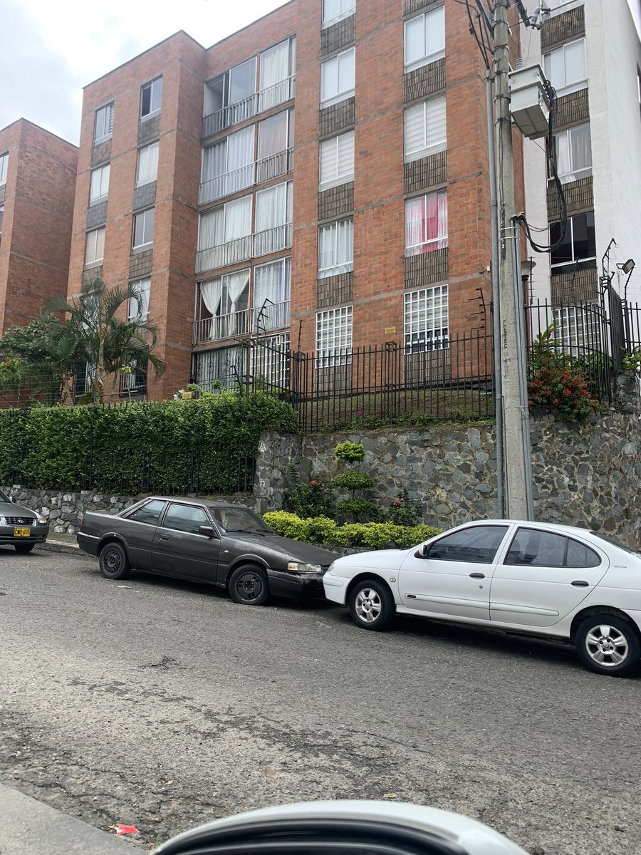 maurojg's tweet photo. @MovilidadCali  Aprovechando la acción fuerte de la secretaria en este comienzo de año, pido acción sobre este vehículo abandonado en la Carrera 2D Oeste No 12a - 45 edificio Tamari en Santa Teresita … ojalá puedan mover este vehículo abandonado que ya empieza a tener compañía https://t.co/1IVwtCPOsK