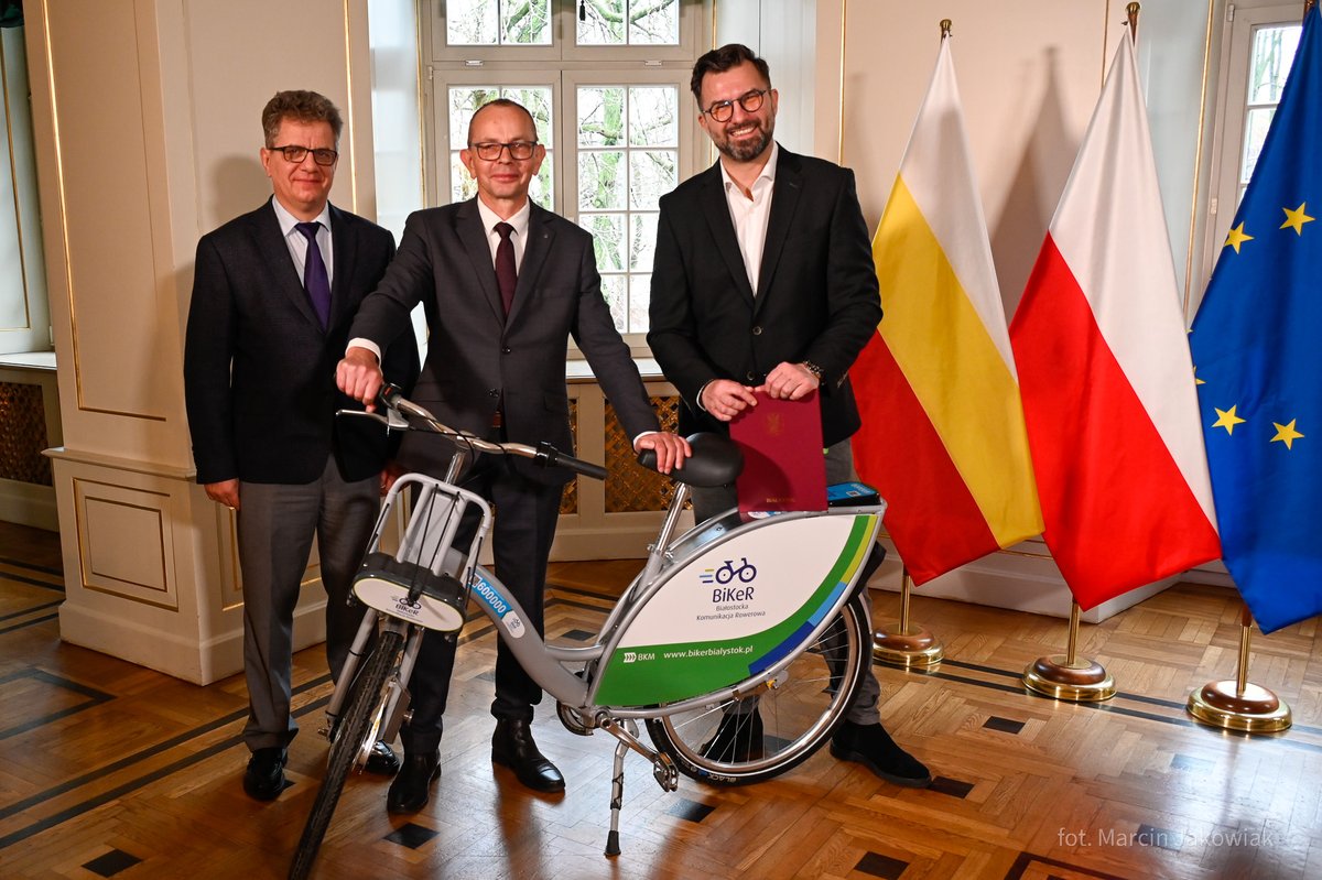 WBialystok's tweet image. 🚲🚴 Już w kwietniu rozpocznie się 10. sezon Białostockiej Komunikacji Rowerowej – BiKeR 👍 Dziś (17 stycznia) Miasto podpisało kolejną 3-letnią umowę na zorganizowanie, zarządzanie i eksploatację systemu rowerów miejskich: bit.ly/3HbGg8s. @ZNikitorowicz @NextbikePolska