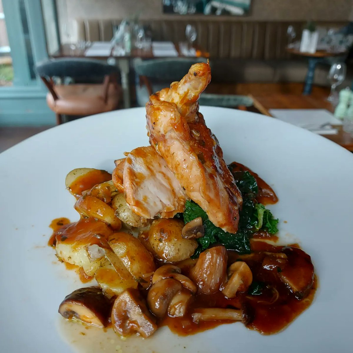 New dish on the menu from head chef Nat: Shropshire chicken Supreme served with sauteed new potatoes, winter greens and wild mushrooms sauce ....
It is delicious and super conforting on a winter cold day ❄️
#guildfordtowncentre #surreyfood  #YoungsPubLife @youngspubs
