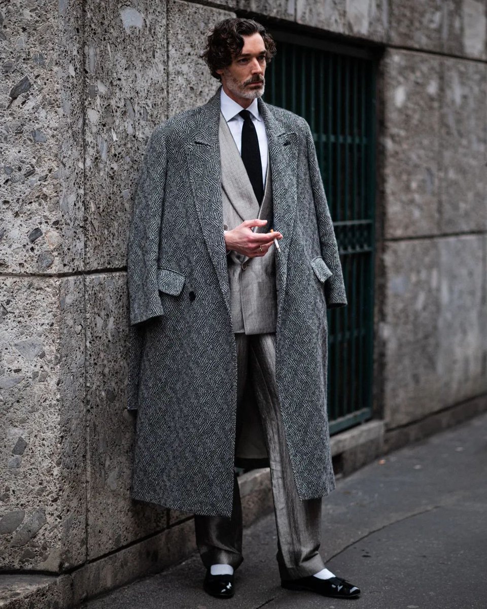 elleindonesia's tweet photo. The gentlemen have come out of the nest! The streets of Milan are full of men who appear dapper in suits, and ties, to attend Fall-Winter 2023 Men's show. Spotted at @gucci's, Kai from @weareoneEXO is sitted among them.

#MilanFashionWeek #mfw2023 https://t.co/eraijXTD6J