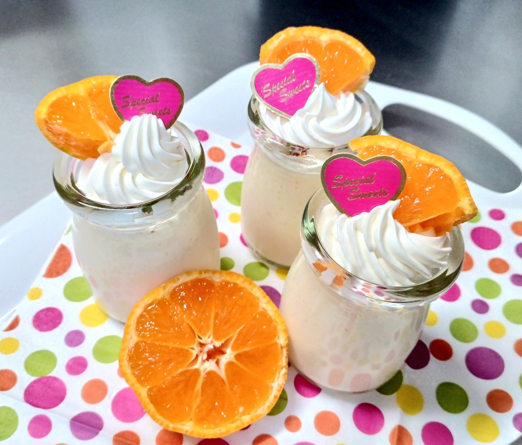 パンまつりの合間にトロ～リプリンも作ってみました🍮 今日は大好きなみかん🍊をトッピングしちゃいました♥ 生クリームもたっぷり‼️ かわいく出来ました🍊 ✌️😋✌️ ＃プリン ＃手作りお菓子 ＃トロトロプリン ＃おいしい ＃みかん ＃おいしい ＃スイーツ大好