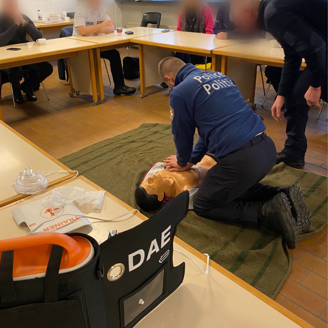 #trainingday 👍 Début des sessions de formation 2023 à la @policemouscron en partenariat avec la <a href="/ZoneSecoursWAPI/">ZSWAPI</a> : retour sur les techniques de base de secourisme et manipulation du défibrillateur externe automatisé (DEA) #collaboration #zswapi #DAE #keepyousafe