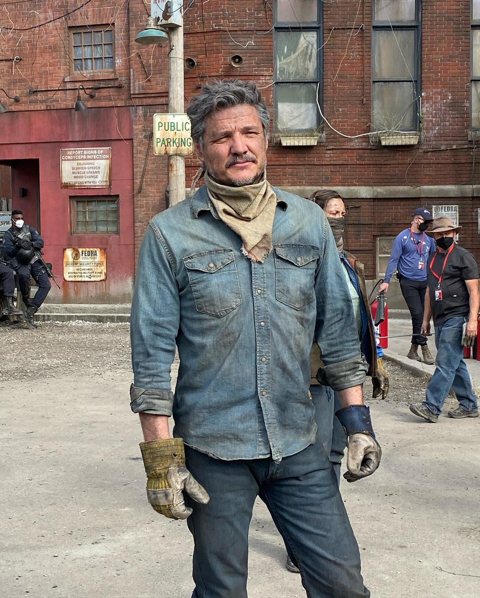 TheLastofUsNews's tweet photo. New photos of Pedro Pascal (Joel) on
#TheLastOfUsHBO  set https://t.co/thSYHmRcoA