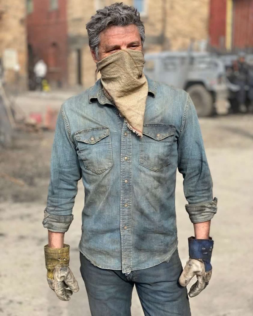 TheLastofUsNews's tweet photo. New photos of Pedro Pascal (Joel) on
#TheLastOfUsHBO  set https://t.co/thSYHmRcoA