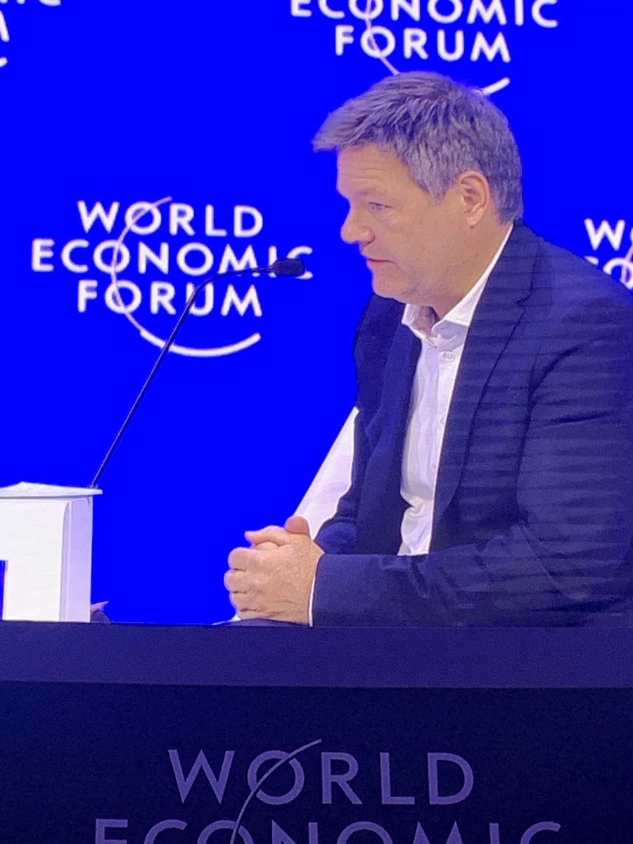 #Habeck mit einem klaren Mea Culpa: „Europa zahlt den Preis für deutsche Fehler.“ Es sei nicht zu begreifen, wie in Deutschland 🇩🇪 im Jahr 2015 Nordstream2 abgesegnet werden konnte - und dazu Gasspeicher an Gazprom verkauft wurden. 2015, nach der Annexion der Krim.  #wef #davos