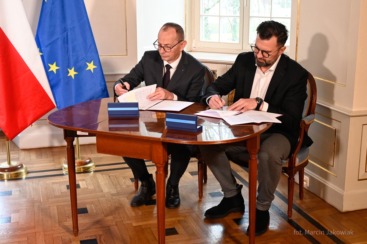 WBialystok's tweet image. 🚲🚴 Już w kwietniu rozpocznie się 10. sezon Białostockiej Komunikacji Rowerowej – BiKeR 👍 Dziś (17 stycznia) Miasto podpisało kolejną 3-letnią umowę na zorganizowanie, zarządzanie i eksploatację systemu rowerów miejskich: bit.ly/3HbGg8s. @ZNikitorowicz @NextbikePolska