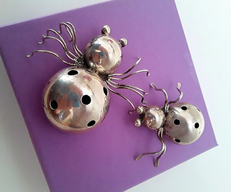 renaissancefai's tweet photo. https://t.co/O55PBapukJ
#brooches #pair #lotof2 #2brooches #spiders #sterlingSilver #925 #Mexico #Taxco #madeinMexico #southwestern #cutouts #figural #dimensional #insects #animals #domed #bugs #broochset #scatterpins https://t.co/YwhDwzBuk2