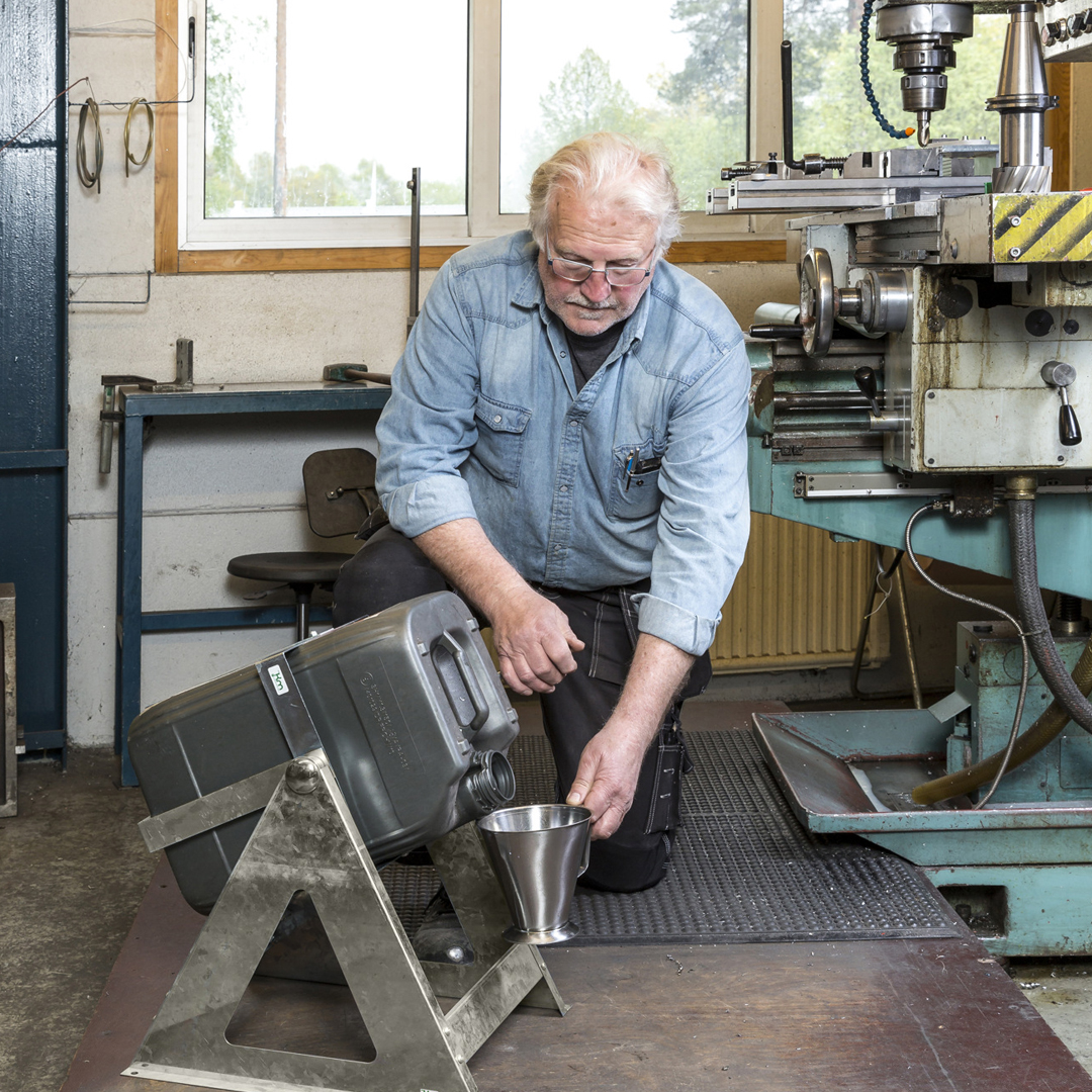 Do you get backache trying to pour from a 25kg glue drum? 
Check out our 25kg round OR rectangular glue tippers. Can be used on low or high surfaces and even can be attached to the wall.
Go over to our website now to check them out or call us on 01223412373 for more information!