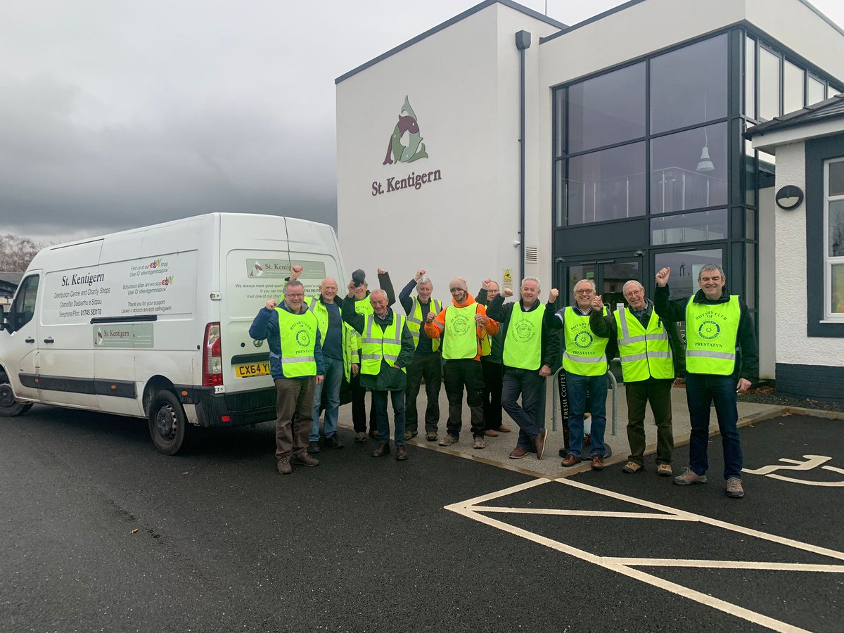 StKentigern's tweet photo. We'd like to say a huge thank you to all the volunteer teams who helped with our Christmas Tree collections on 6 &amp; 7th Jan. You collected a massive total of 262 trees, helping to raise £4,000 for local hospice care! 🌲

You are all quite simply amazing!!! 😀 https://t.co/S5cWn1ekSr
