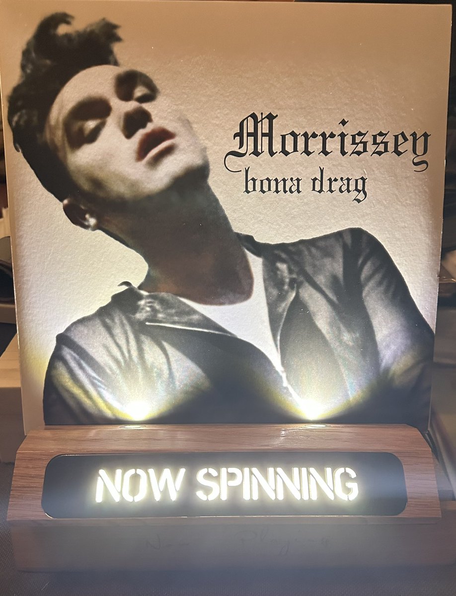 furbehrrr's tweet photo. Bona Drag is a compilation album by Morrissey released in OCT of ‘90. The album features an array of Morrissey's most popular songs from his early solo career, most of which had not been released on any previous album. 🤗

#Morrissey 🤩🤩🤩🤩🤩

#BonaDrag  #ColoredVinyl https://t.co/Ynlp8dZwVo
