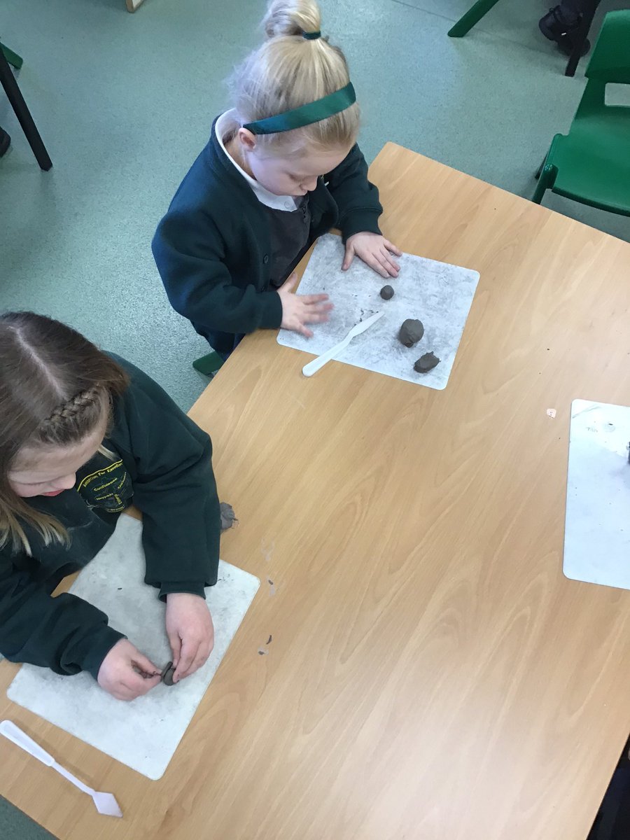 BradleyGreenPA's tweet photo. Reception art station with a water colour focus and practice modelling clay into bears, linked to our text “Goldilocks and the three bears” 👏 @clpe1 #BradleyGreenRec #BradleyGreenEnglish #BradleyGreenArt https://t.co/I8SdtDV0eQ
