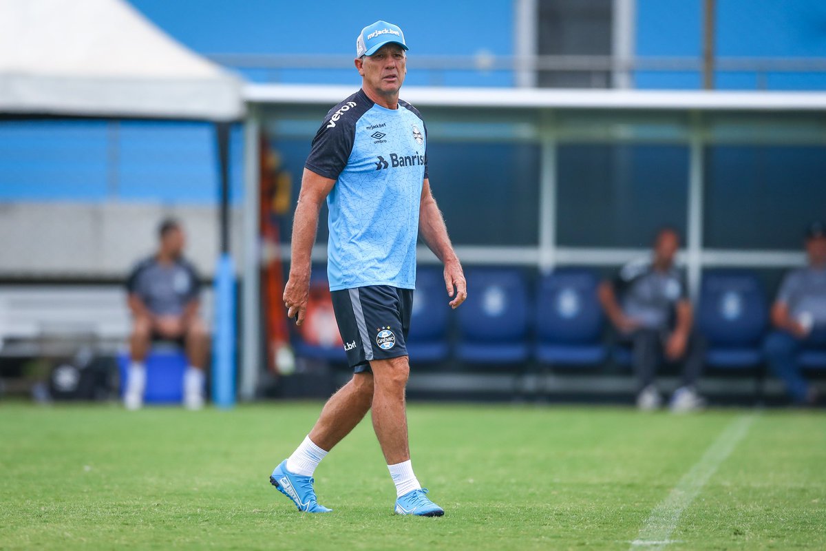 mundodabola's tweet photo. Renato Portaluppi sobre Luis Suarez:

“O craque não te dá problema. O jogador que dá problema é o que acha que é craque.”

📸 Lucas Uebel https://t.co/y37rqEHXoM