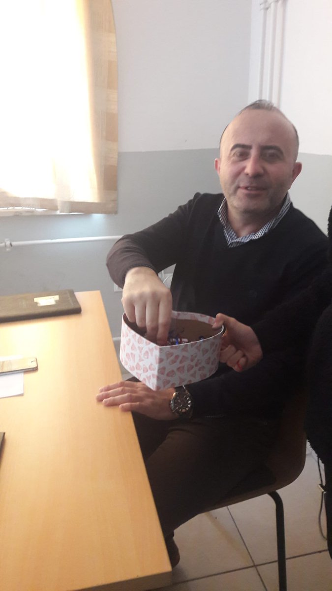 sogutluoo's tweet photo. İlimizde yürütülen #yaşatkideğerbulsun projesi kapsamında 7 G sınıfımız öğretmen ve arkadaşlarına çikolata ikram ederek güzel görüntüler ortaya çıkarttılar. @hbfettahoglu @AkcaMehmetUSTA https://t.co/OiuyqDMv5h