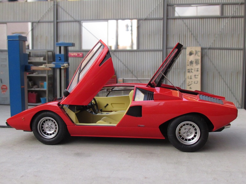 gr16089920's tweet image. 暮れに完成した素組みのカウンタックを
外で撮ってみました。
撮影がヘタ過ぎて
イメージ通りの写真が撮れません・・・
#素組み #ランボルギーニ #LP400
 #アオシマ #プラモデル