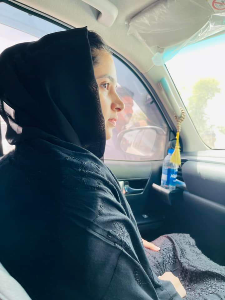Human1_11's tweet photo. جہاں میں کوئی بھی کاندھا نہیں ملا ہم کو
سو ہم ، بروزِ حشر خُدا سے لپٹ کے روئیں گے.. !
#JusticeForUmeRubab
#StandWithUmeRubab
#Anti_Feudalism_Day https://t.co/QvLIJiKywn