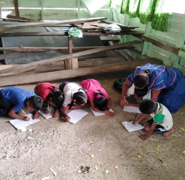 Cris_Abrego1's tweet photo. Cómo estudian    Cómo se gasta la
los niños                plata el gobierno https://t.co/mBzqBIxdpi