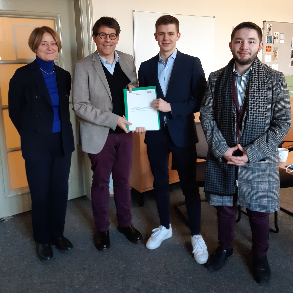 Die Future Mentors für #Berlin Miguel Góngora &amp; Arthur Kießling haben am Freitag Staatssekretär <a href="/ThGoetz/">Thomas Götz</a> das Thesenpapier zur "Stadt der Zukunft" übergeben, in dem es neben anderen Themen wie z.B. Kultur auch um mentale Gesundheit geht - aus Perspektive von jungen Berliner:innen.
