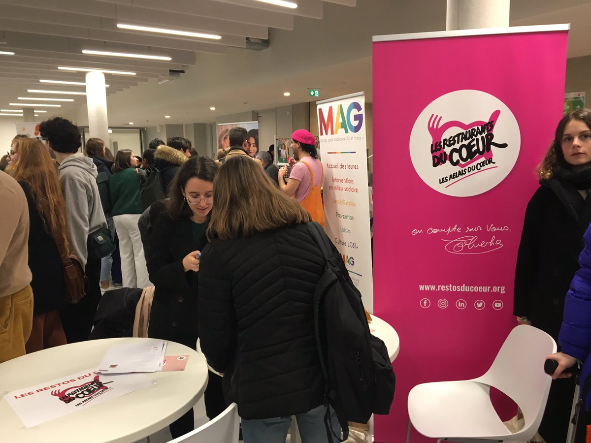 Scpocarrieres's tweet photo. #Forumscpo stages #civiques Les étudiants de 1ère et 2ème année rencontrent une vingtaine de structures engagées @sciencespo @restosducoeur @CroixRougeParis Foyer grenelle fondation Claude Pompidou et bien d’autres https://t.co/9hQcME8sS5