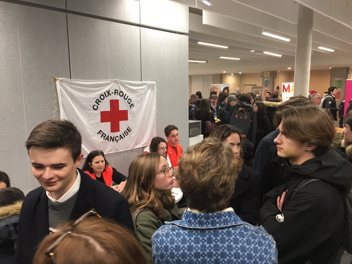 Scpocarrieres's tweet photo. #Forumscpo stages #civiques Les étudiants de 1ère et 2ème année rencontrent une vingtaine de structures engagées @sciencespo @restosducoeur @CroixRougeParis Foyer grenelle fondation Claude Pompidou et bien d’autres https://t.co/9hQcME8sS5