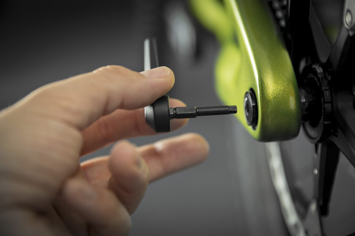 Otra de las novedades que traen nuestras nuevas ONE-FORTY  y ONE-SIXTY tiene que ver con más soluciones de almacenamiento.
Añade nuestra multiherramienta MERIDA V-Mount bajo el sillín y llave Allen de 4/6 mm en la palanca extraíble del eje trasero para evitar imprevistos.