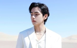 kthhype_ttg8's tweet photo. Even though V hasn't officially debuted as a soloist, V has achieved impressive results with #V_ChrismasTree.
On 2022 annual Global K-Pop of CIRCLE Chart, the OST is ranked #34, the highest ranking for male idol soloist. https://t.co/1aklrJBR1V