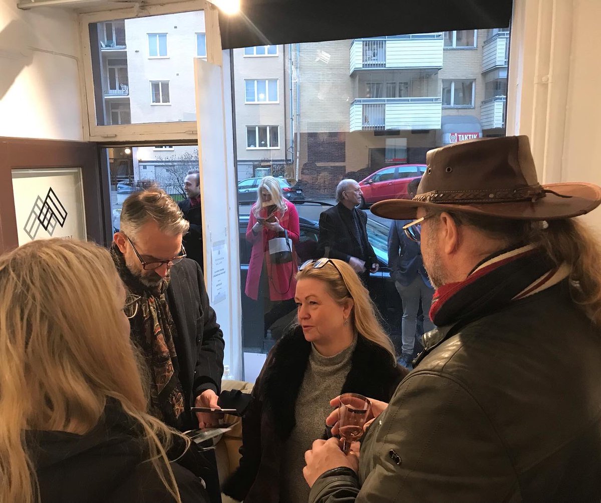 pershagens's tweet photo. Tack för en fantastisk vernissage av ”Faller Himlen Ner?” av Simon Kölle i lördags!

Drygt 100(!) besökare under dagen, och en stor del sålda verk!

Välkomna in denna vecka:

Tors 19e: 15.00 - 19.00
Lör 21a: 13.00 - 17.00
Sön 22a: 13.00 - 16.00

Mer info: https://t.co/yM8q7hQxsM https://t.co/63jn0I6NGm