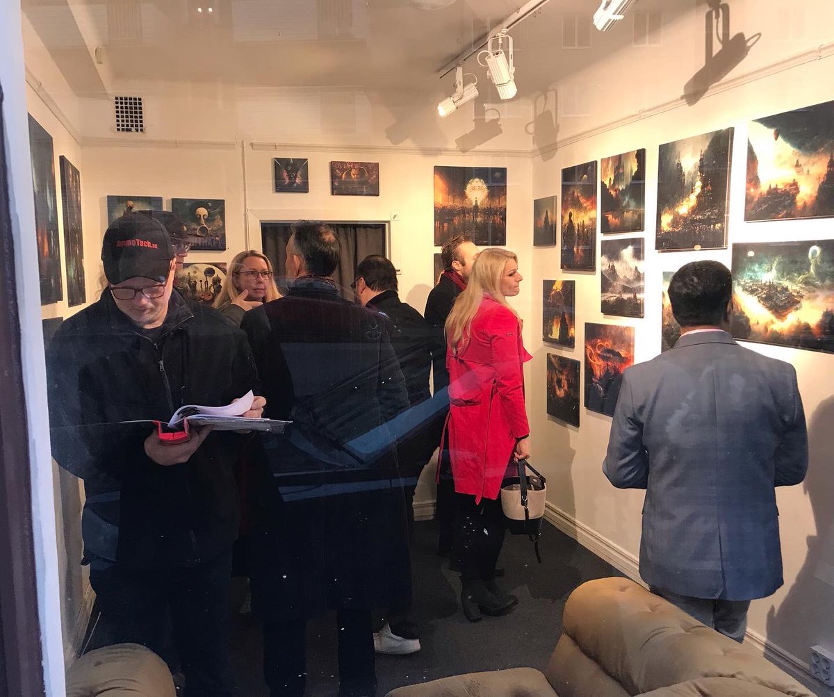 pershagens's tweet photo. Tack för en fantastisk vernissage av ”Faller Himlen Ner?” av Simon Kölle i lördags!

Drygt 100(!) besökare under dagen, och en stor del sålda verk!

Välkomna in denna vecka:

Tors 19e: 15.00 - 19.00
Lör 21a: 13.00 - 17.00
Sön 22a: 13.00 - 16.00

Mer info: https://t.co/yM8q7hQxsM https://t.co/63jn0I6NGm