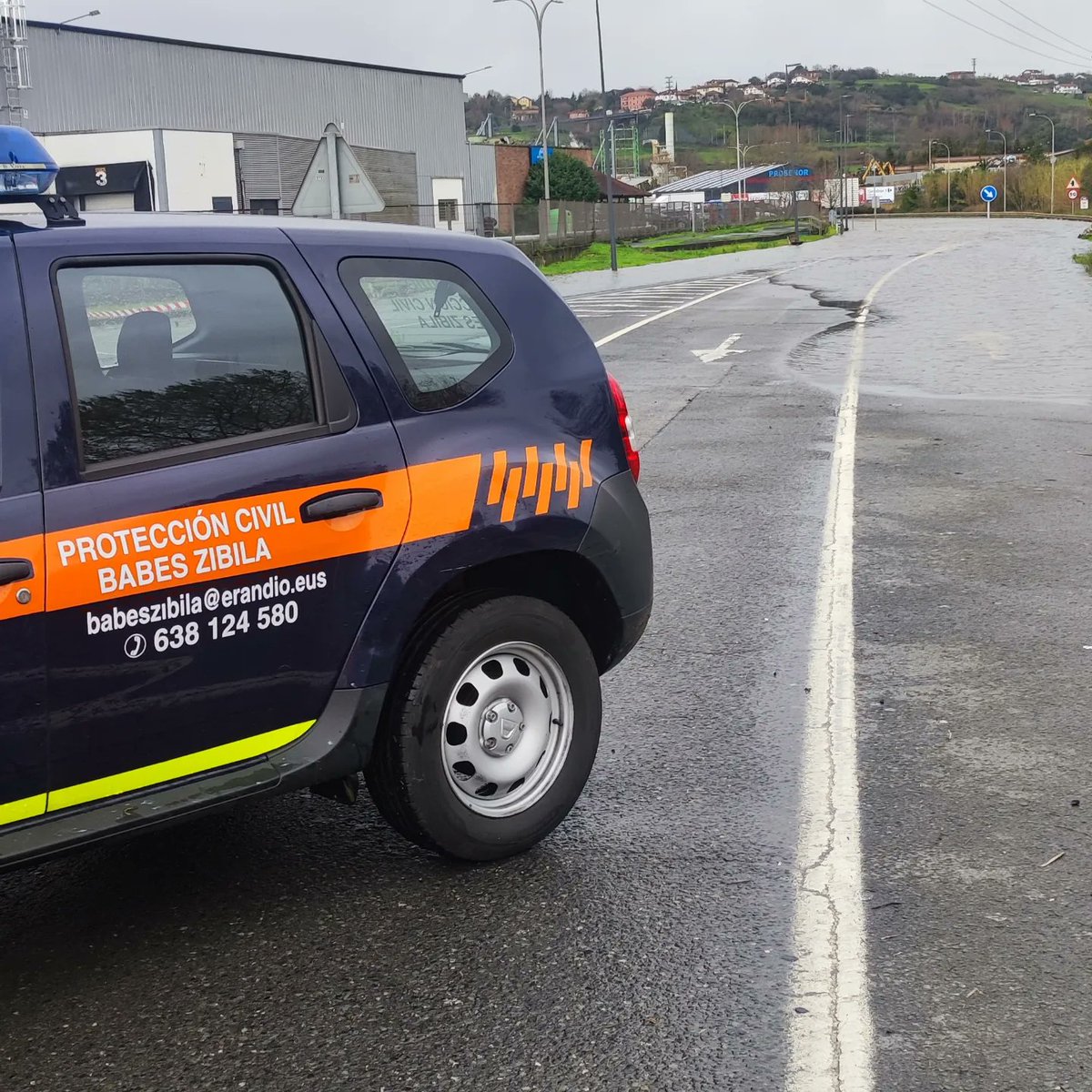 ErandioBZ's tweet photo. 2° Día consecutivo seguimos con la prevención de inundaciones en nuestro municipio y colindantes.

Recomendamos salír a la calle solo para lo imprescindible.

🧡 https://t.co/UeA2R3LY2c