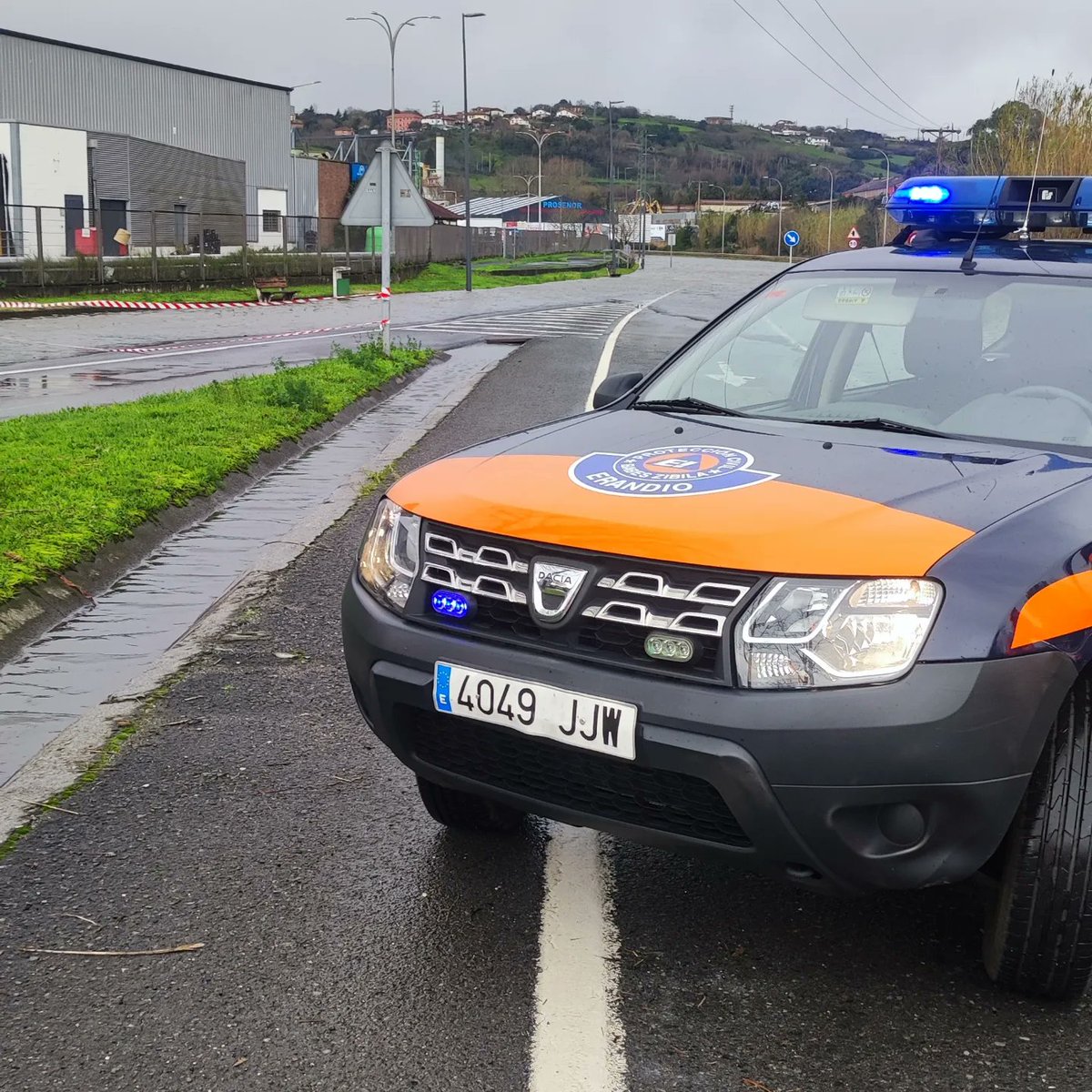 ErandioBZ's tweet photo. 2° Día consecutivo seguimos con la prevención de inundaciones en nuestro municipio y colindantes.

Recomendamos salír a la calle solo para lo imprescindible.

🧡 https://t.co/UeA2R3LY2c