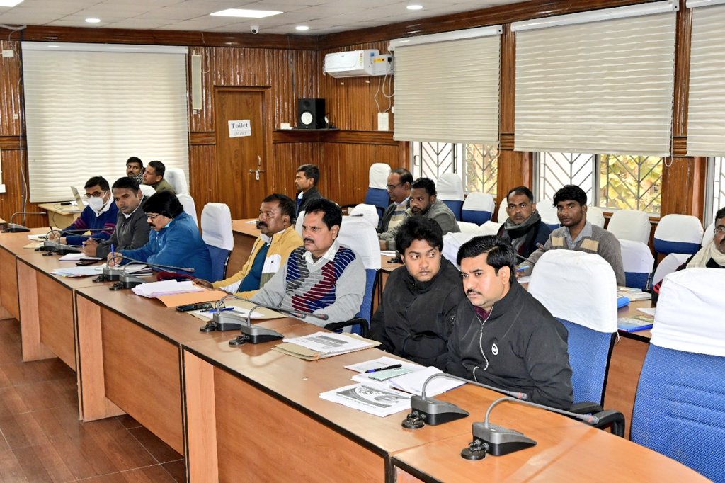 मनरेगा, प्रधानमंत्री आवास, 15वीं वित्त आयोग, जेएसएलपीएस एवं स्वास्थ्य विभाग अंतर्गत संचालित सरकार की जन कल्याणकारी योजनाओं के क्रियान्वयन की समीक्षा कर संबंधित अधिकारियों को आवश्यक व उचित दिशा निर्देश दिए गए।
<a href="/HemantSorenJMM/">Hemant Soren</a>