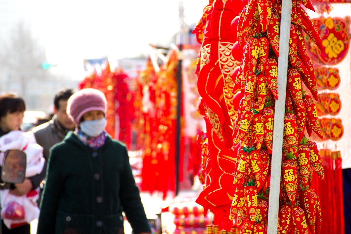 Cangzhou_China's tweet photo. As the Spring Festival is approaching, people in #Cangzhou are buying spring couplets and all kinds of goods to prepare for the Chinese New Year. #China #Hebei #springcouplets #ChineseNewYear #NewYear2023 #LunarNewYear https://t.co/ki589Jk4AD