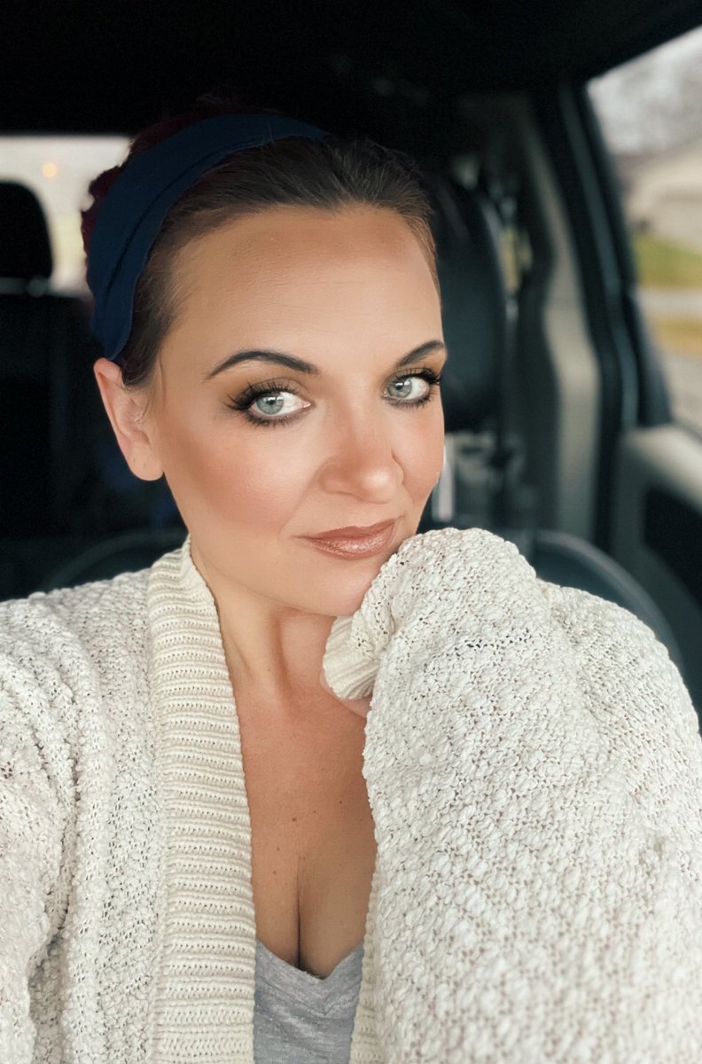 Jeremysgirl5150's tweet photo. Perfect day for the perfect “granny”sweater😜 mid January with a high of 45….Whaaaaaat!? #MIWeather #sweaterweather #tuesdayvibe https://t.co/5ooO7AqJXh