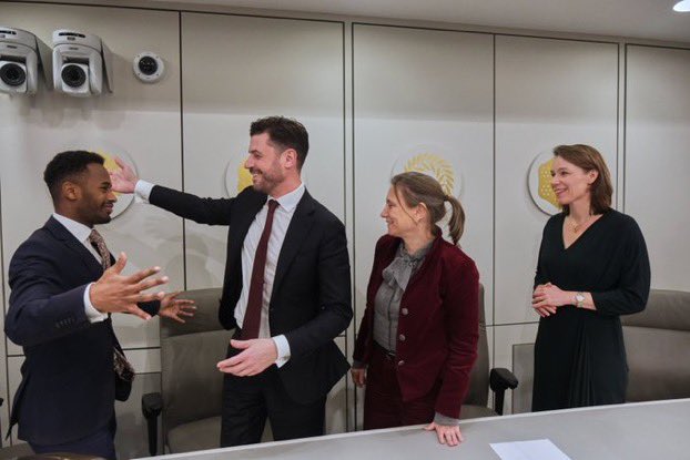 Samen met <a href="/Ahammelburg/">Alexander Hammelburg</a> en <a href="/LauraBromet/">Laura Bromet 🍀🕊</a> is het gelukt om de discriminatiegronden handicap en seksuele gerichtheid toe te voegen aan Art.1 van de Grondwet.