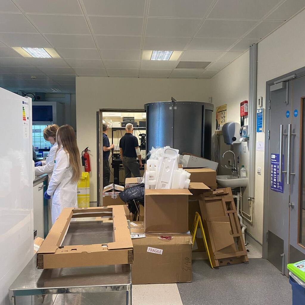 Epic day in the lab - it’s microscope installation day! 

#microscope #microscopy #cellbiology #neurobiology #livecellimaging instagr.am/p/CnhJi20NcKd/