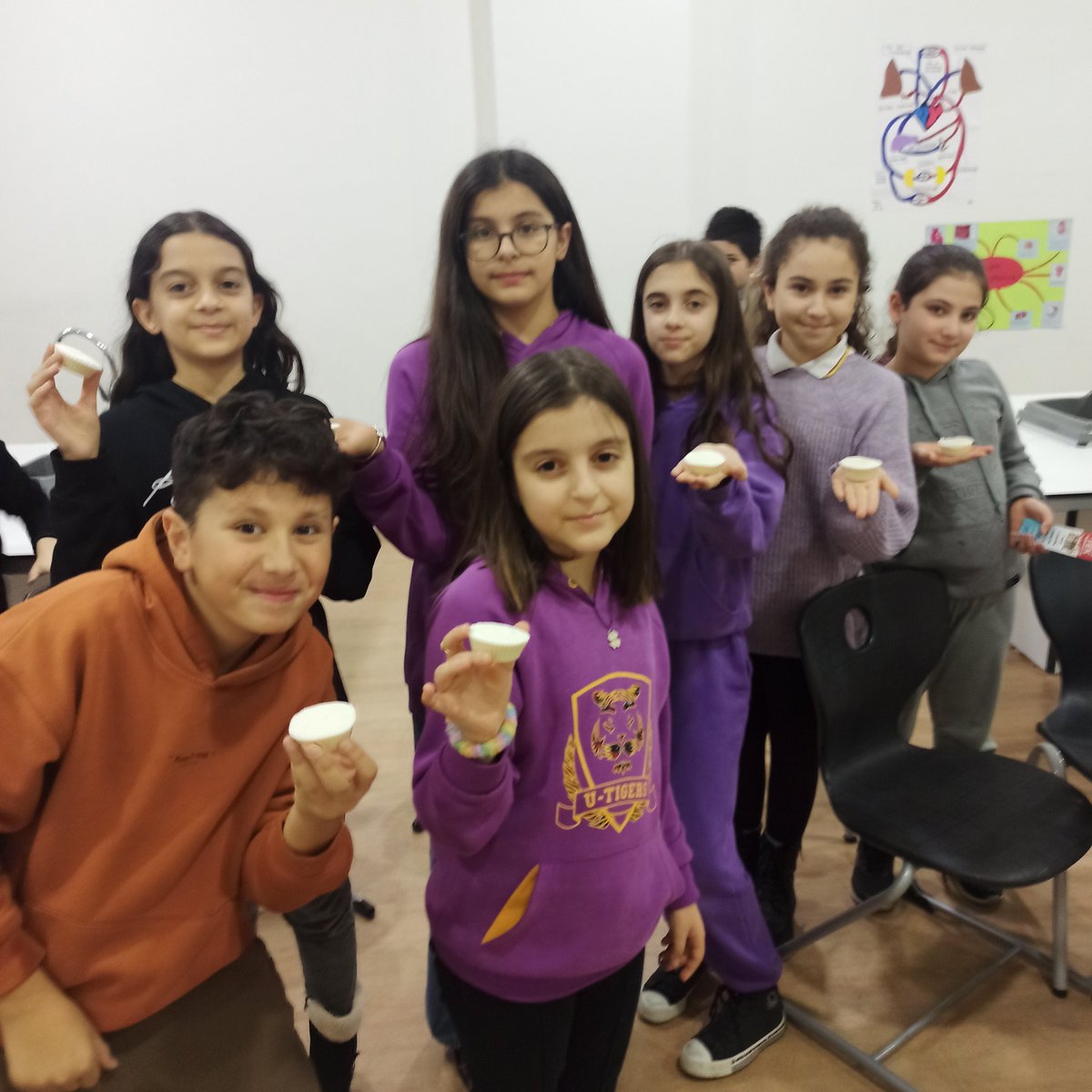 kac_sevim's tweet photo. Uğur Okulları Çallı Kampüsünde 5. Sınıf öğrencilerimiz, 16 Ocak Dünya Hijyen Günü kapsamında  Fen Bilimleri öğretmenleri ile "sabun yapımı" etkinliğini yaparak farkındalık oluşturmak istediler.🧼🧼🫧🫧 https://t.co/Ob57GXZpc1