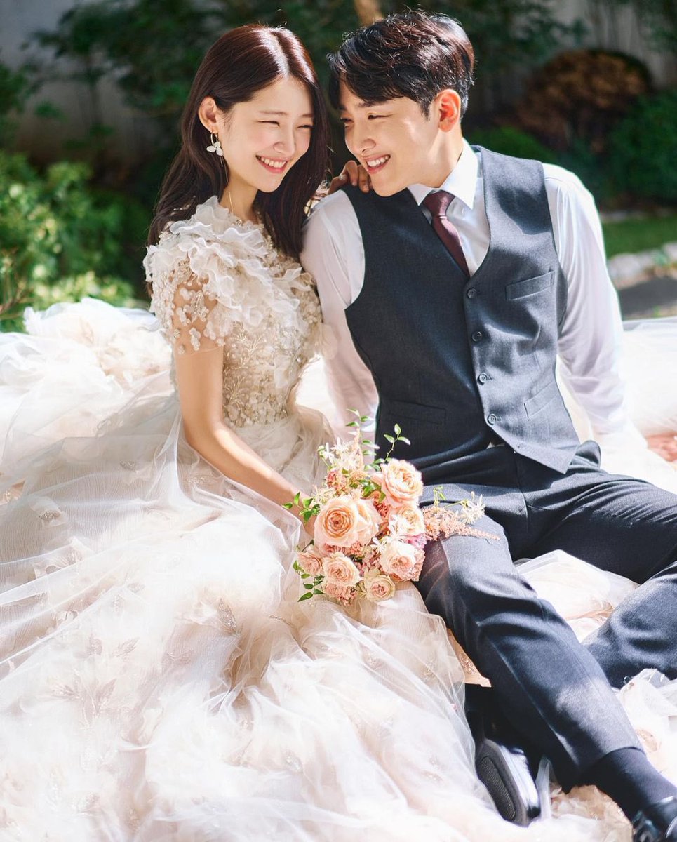 Some photos of YUKIKA at her wedding 

Congratulations to the couple 💍💒