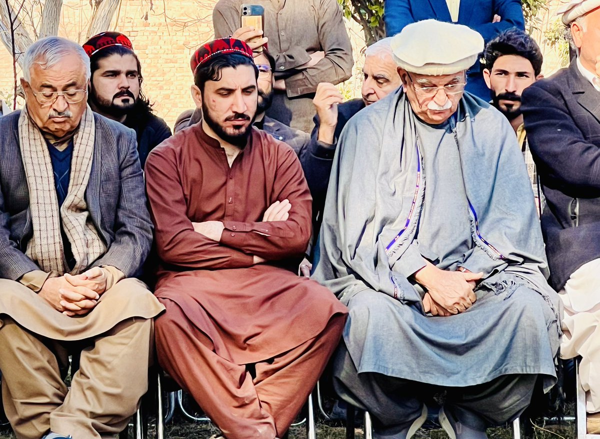 GilamanPashten's tweet photo. لطیف لالا مو خاورو ته وسپارلو😭نن د پښتنو ټول مشران د لطیف افریدی پهٔ مرګ سره راغونډ ؤ ، کاش چې د پشتون قام مشران د پنجابی استعمار څخه د خلاصون او خپلواکۍ لپاره داسې پهٔ یوهٔ ټغر راټول شوې ،یقین ومنه ډیره زر به پښتانه خاوره خپلواکه او د جبر نه خلاصه شي
#LatifAfridi https://t.co/gGWdRMhTiW