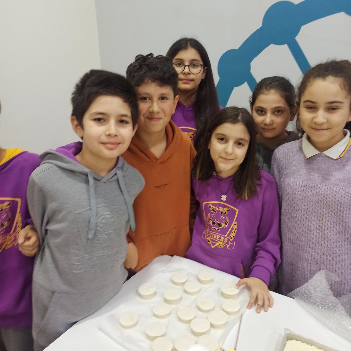 Uğur Okulları Çallı Kampüsünde 5. Sınıf öğrencilerimiz, 16 Ocak Dünya Hijyen Günü kapsamında  Fen Bilimleri öğretmenleri ile "sabun yapımı" etkinliğini yaparak farkındalık oluşturmak istediler.🧼🧼🫧🫧