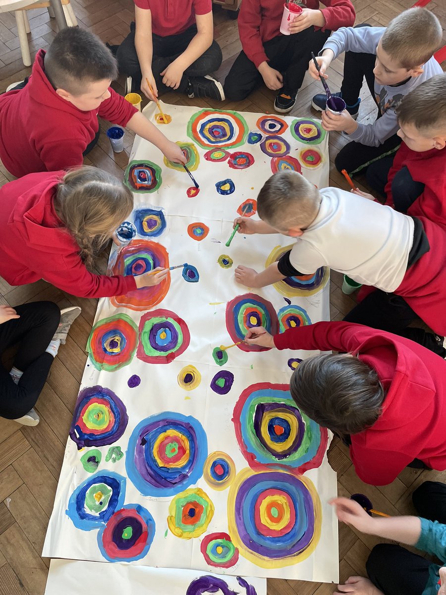 BubsyTownhill's tweet photo. Year 2 have loved starting ‘The Dot’ art project based on @peterhreynolds brilliant book! And maths too, estimating how many dots have been painted today! #THCy2 #artwork https://t.co/Y3KyiW5Adu