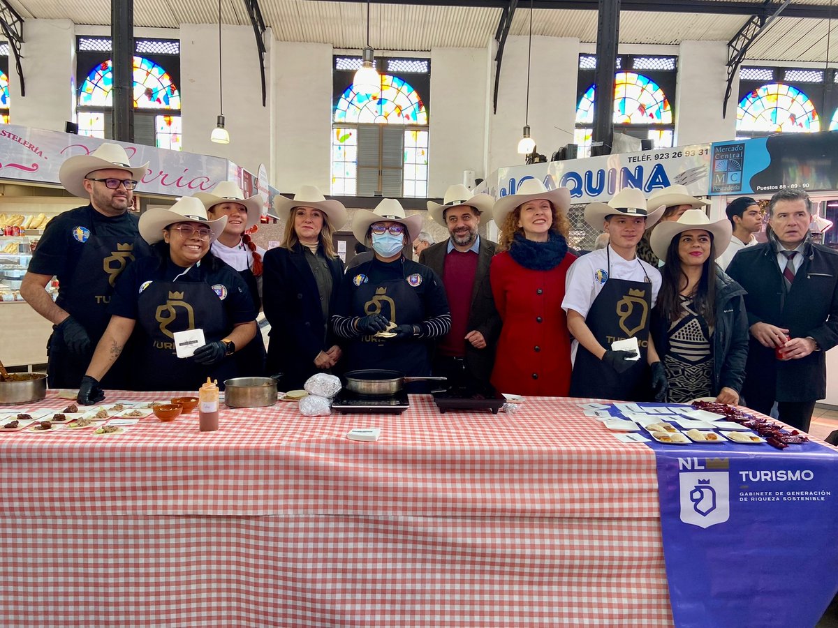 🇲🇽🌮Show cooking de chefs mexicanos de Nuevo León,en nuestro Mercado Central 👏👏.Un nuevo acercamiento entre Salamanca y México,   alrededor de la gastronomía. Tacos, tamales, cajeta... qué recuerdos! ☺️ (26 añitos han pasado desde que servía estos platos vestida de mexicana 😆)