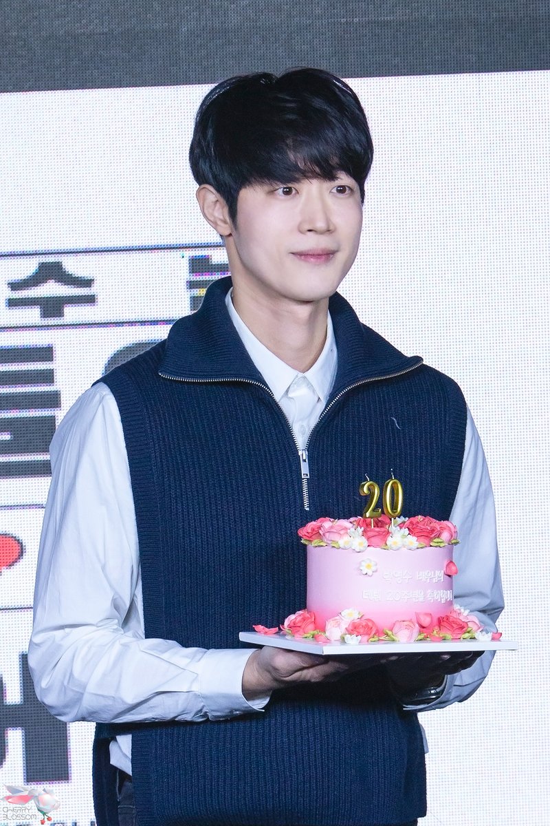 cherish__1011's tweet photo. 230115 <박영수는 팬들이 보고 싶어서>
#박영수 배우님

카페에서 준비한 케이크와 함께🐰💘 https://t.co/gQR6SNeTrb