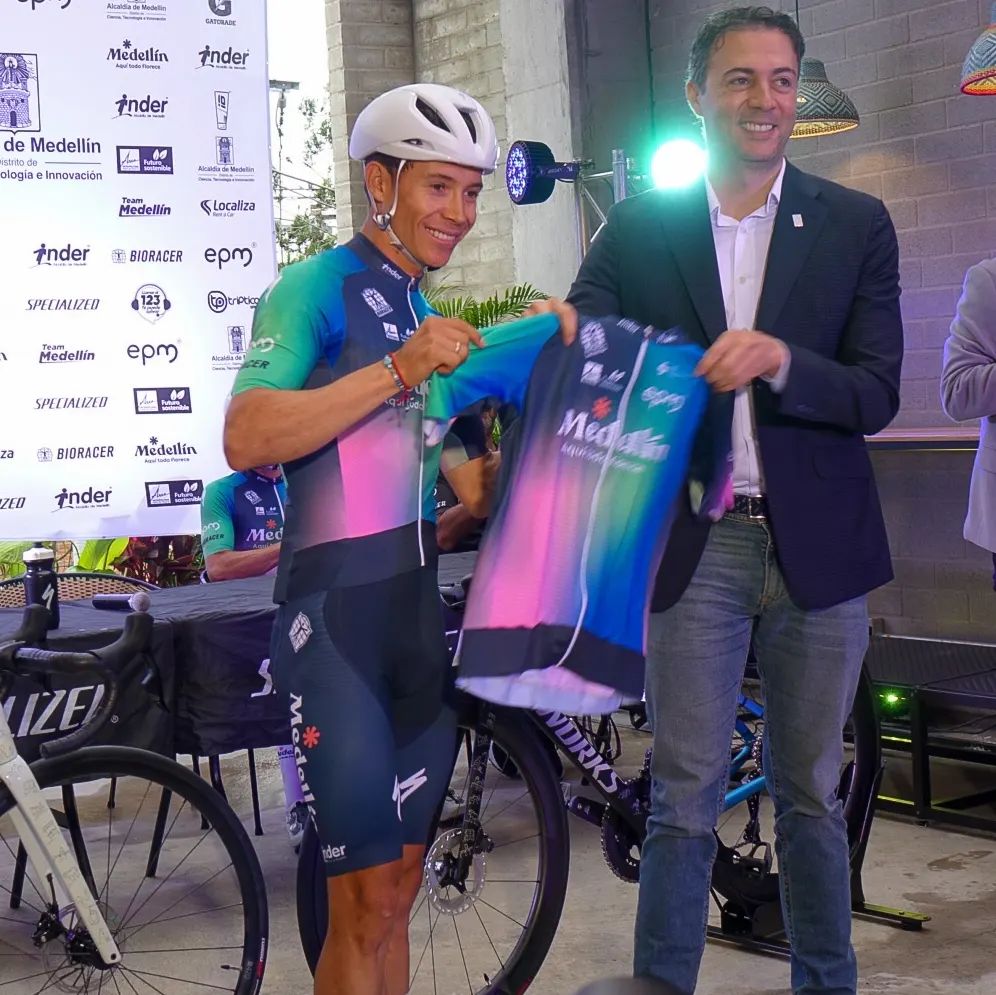 #Temporada2023 | 🇨🇴🚴🏻‍♂️🏆 🇨🇴 POSTALES de la presentación oifical del Team Medellín-EPM 🚴🏻‍♂️🏆🇨🇴👏🔥

#VamosEscarabajos #ElPortalDelCiclismo #Ciclismo #ciclismocolombiano #Cyclingews <a href="/team_medellin/">Team Medellín EPM</a> <a href="/Specialized_CO/">Specialized Colombia</a> <a href="/iamspecialized/">Specialized Bicycles</a>