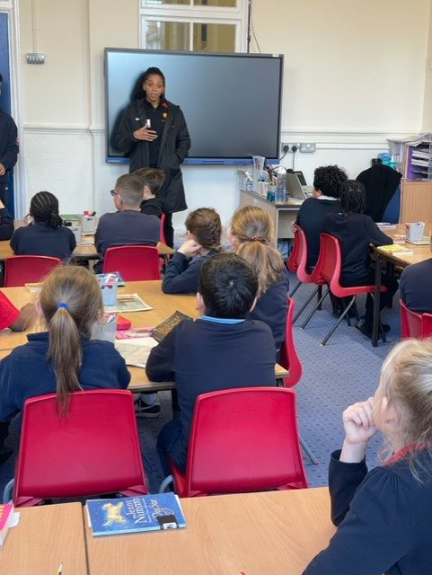 GeorgeSpicerSch's tweet image. Yr3 were lucky to have @cordeliagriff a professional cricketer, who plays for @sunriserscrick @MiddxCCCWomen join them. Cordelia told the children all about her cricket journey and joined their PE lesson. #cricket #spicerspirit #gsps