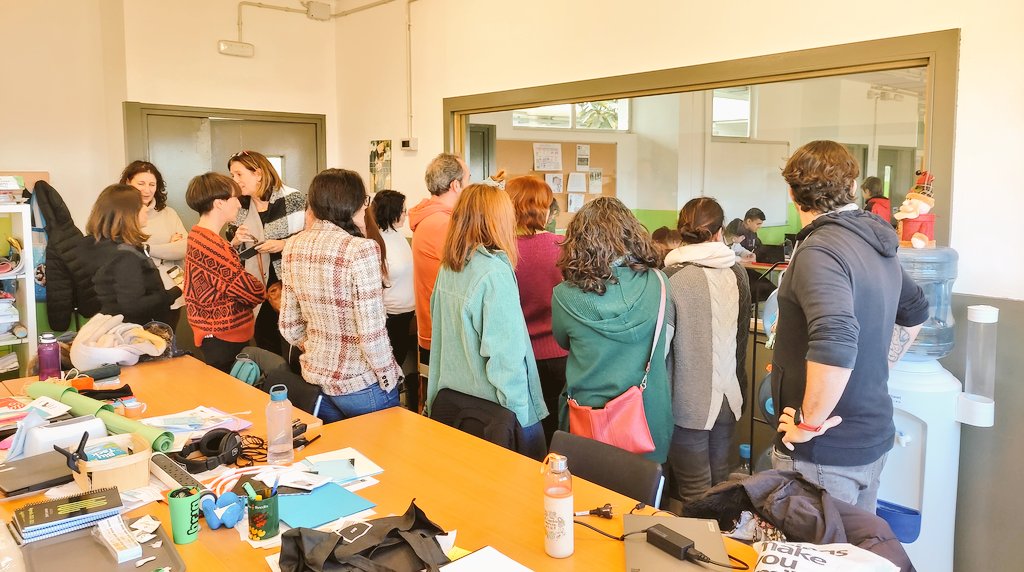 EAnglesola's tweet image. Avui el #ProjecteFAIG del @cesirecat ens porta al @insjc3. L'#AprenentatgeXProjectes i l'#AprentatgeAmbSentit a #Secundària  és possible. #Gràcies per obrir-nos les vostres portes! Ens acompanyen @bernatelferrer #InsLesMarines @costaillobera @RBlaves