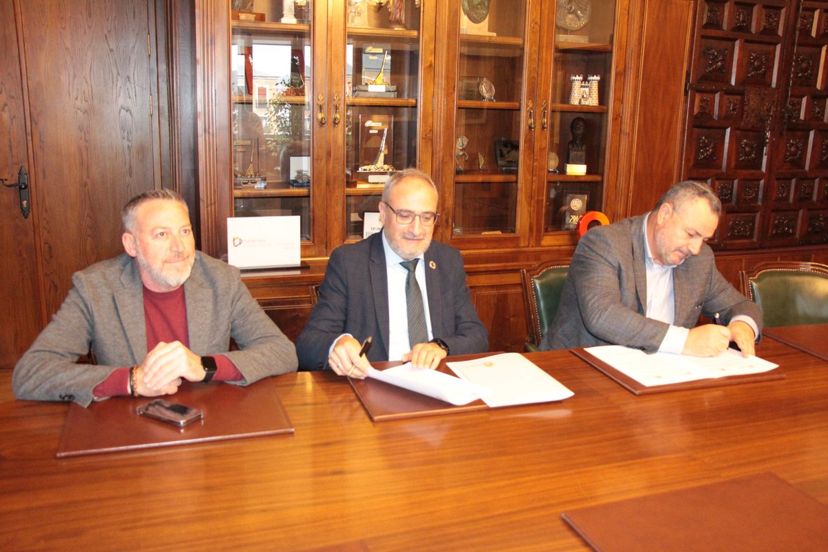 🚒📑Firma de la prórroga del convenio de colaboración interinstitucional con la Diputación Provincial en materia de prevención y extinción de incendios.

🗣️El Alcalde, <a href="/OlegarioRamon/">Olegario Ramón Fernández</a>,el concejal de Protección Civil, <a href="/FuentesnuevasC/">Toño Carton</a> y el Presidente de la Diputación, Eduardo Morán.