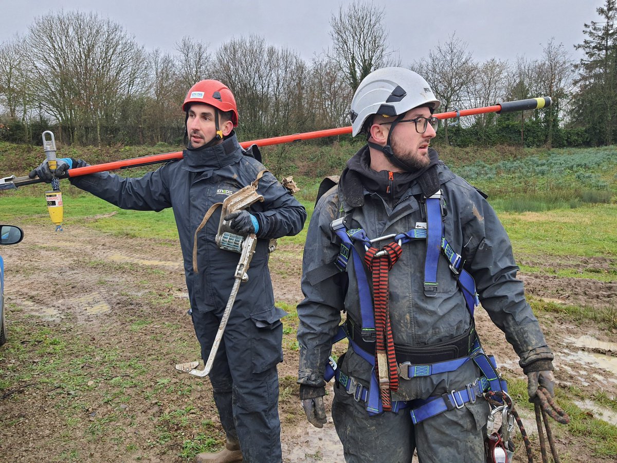 enedis_hdf's tweet photo. Tempête #Gerard 🌫 Les réparations sur le réseau continuent en #Normandie avec l'équipe NPDC🚧 Les vents violents ont couché plusieurs poteaux ⚡, nécessitant l'implantation de nouveaux supports pour accueillir les câbles électriques. #ServicePublic #FIRE https://t.co/FXIKomSFSo