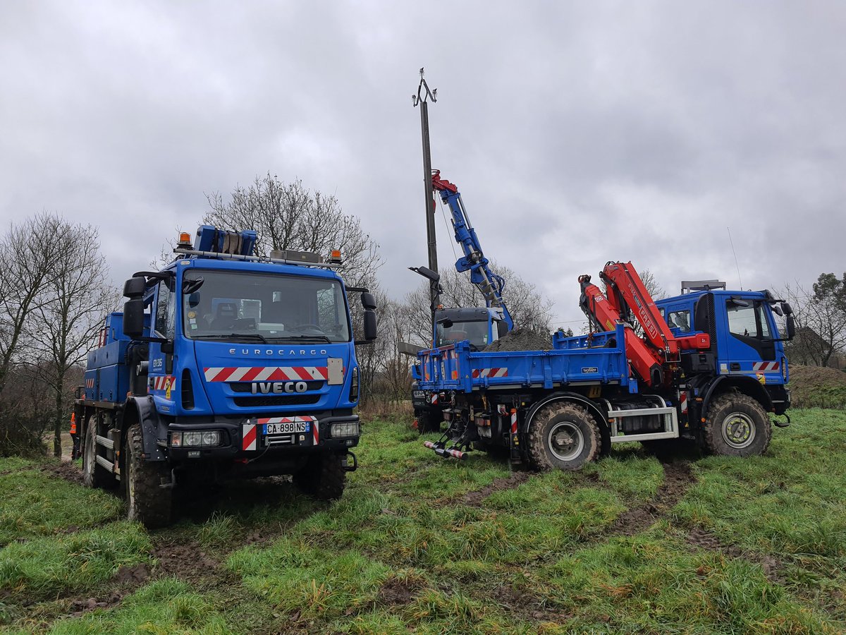 enedis_hdf's tweet photo. Tempête #Gerard 🌫 Les réparations sur le réseau continuent en #Normandie avec l'équipe NPDC🚧 Les vents violents ont couché plusieurs poteaux ⚡, nécessitant l'implantation de nouveaux supports pour accueillir les câbles électriques. #ServicePublic #FIRE https://t.co/FXIKomSFSo